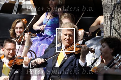 Maastricht 27 april 2022
Koningsdag wordt dit jaar in Maastricht gevierd . Aanwezig Koning Willem Alexander Koningin Maxima Prinses Amalia Prinses Alexia Prinses Ariane Prins Constantijn Prinses Laurentien Prins Maurits Prinses Marilene Prins Bernhard Prinses Annette Prins Floris Prinses Aimee Prins Pieter Christiaan en Prinses Annette. Andre Rieu