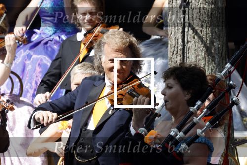 Maastricht 27 april 2022
Koningsdag wordt dit jaar in Maastricht gevierd . Aanwezig Koning Willem Alexander Koningin Maxima Prinses Amalia Prinses Alexia Prinses Ariane Prins Constantijn Prinses Laurentien Prins Maurits Prinses Marilene Prins Bernhard Prinses Annette Prins Floris Prinses Aimee Prins Pieter Christiaan en Prinses Annette. Andre Rieu