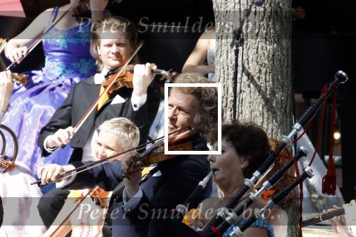 Maastricht 27 april 2022
Koningsdag wordt dit jaar in Maastricht gevierd . Aanwezig Koning Willem Alexander Koningin Maxima Prinses Amalia Prinses Alexia Prinses Ariane Prins Constantijn Prinses Laurentien Prins Maurits Prinses Marilene Prins Bernhard Prinses Annette Prins Floris Prinses Aimee Prins Pieter Christiaan en Prinses Annette. Andre Rieu