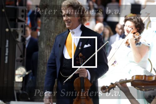 Maastricht 27 april 2022
Koningsdag wordt dit jaar in Maastricht gevierd . Aanwezig Koning Willem Alexander Koningin Maxima Prinses Amalia Prinses Alexia Prinses Ariane Prins Constantijn Prinses Laurentien Prins Maurits Prinses Marilene Prins Bernhard Prinses Annette Prins Floris Prinses Aimee Prins Pieter Christiaan en Prinses Annette. Andre Rieu