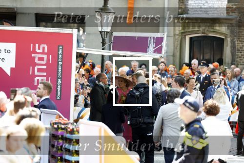 Maastricht 27 april 2022
Koningsdag wordt dit jaar in Maastricht gevierd . Aanwezig Koning Willem Alexander Koningin Maxima Prinses Amalia Prinses Alexia Prinses Ariane Prins Constantijn Prinses Laurentien Prins Maurits Prinses Marilene Prins Bernhard Prinses Annette Prins Floris Prinses Aimee Prins Pieter Christiaan en Prinses Annette.