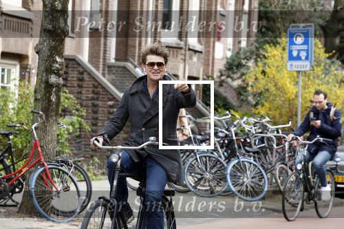 Amsterdam 12 april 2022
Beau v Erven Dorens op de fiets in Amsterdam zuid