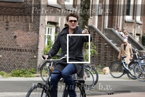 Amsterdam 12 april 2022
Beau v Erven Dorens op de fiets in Amsterdam zuid