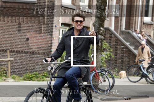 Amsterdam 12 april 2022
Beau v Erven Dorens op de fiets in Amsterdam zuid