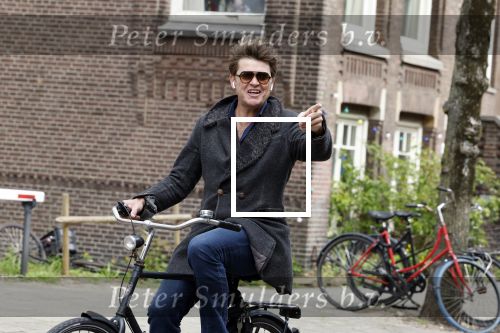 Amsterdam 12 april 2022
Beau v Erven Dorens op de fiets in Amsterdam zuid