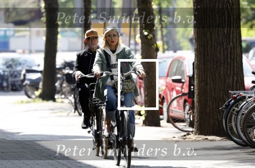 Amsterdam 6 mei 2022
De ouders van Bridget Maasland op de fiets in Amsterdam zuid