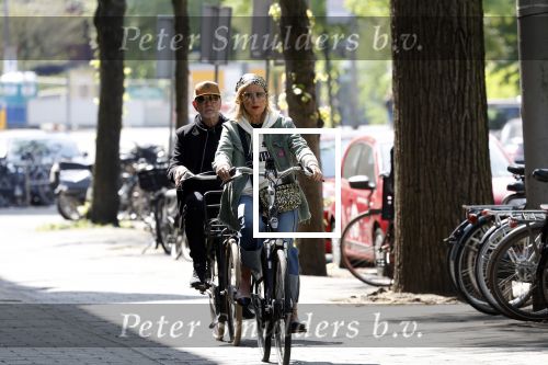 Amsterdam 6 mei 2022
De ouders van Bridget Maasland op de fiets in Amsterdam zuid