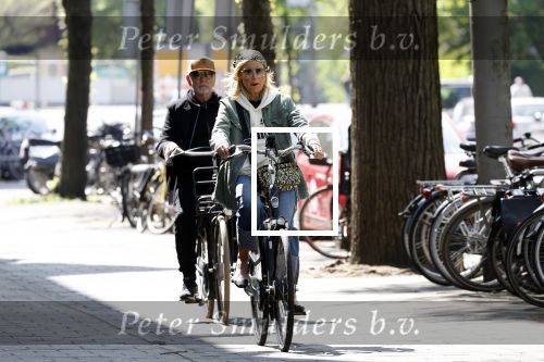Amsterdam 6 mei 2022
De ouders van Bridget Maasland op de fiets in Amsterdam zuid