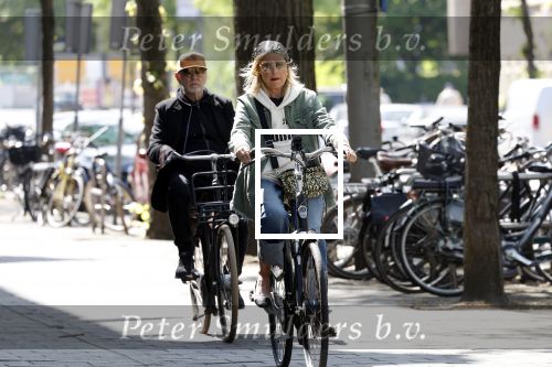Amsterdam 6 mei 2022
De ouders van Bridget Maasland op de fiets in Amsterdam zuid