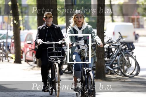 Amsterdam 6 mei 2022
De ouders van Bridget Maasland op de fiets in Amsterdam zuid