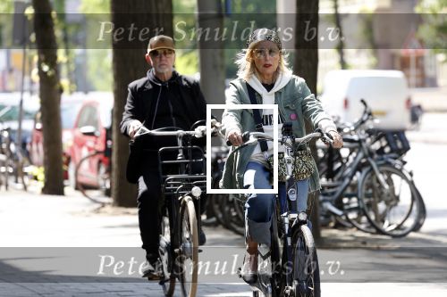 Amsterdam 6 mei 2022
De ouders van Bridget Maasland op de fiets in Amsterdam zuid