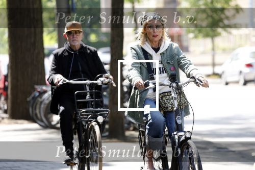 Amsterdam 6 mei 2022
De ouders van Bridget Maasland op de fiets in Amsterdam zuid