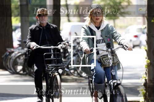 Amsterdam 6 mei 2022
De ouders van Bridget Maasland op de fiets in Amsterdam zuid