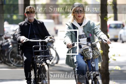 Amsterdam 6 mei 2022
De ouders van Bridget Maasland op de fiets in Amsterdam zuid