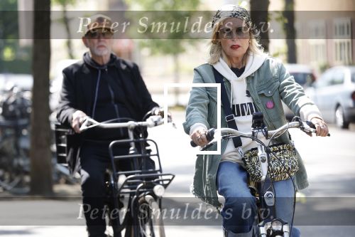 Amsterdam 6 mei 2022
De ouders van Bridget Maasland op de fiets in Amsterdam zuid