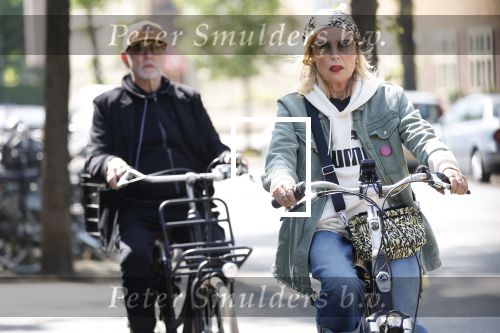 Amsterdam 6 mei 2022
De ouders van Bridget Maasland op de fiets in Amsterdam zuid