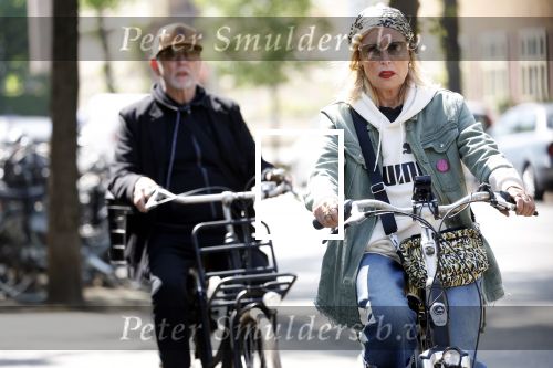 Amsterdam 6 mei 2022
De ouders van Bridget Maasland op de fiets in Amsterdam zuid