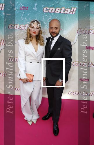 Amsterdam 20 april 2022
Premiere Costa in Tuschinski. Castleden oa , Katja Schuurman Abbey Hoes Soy Kroon Stephanie v Eer Oscar Aerts Sinan Eroglu Roeland Fernhout Tina de Bruin en Lisa Zweerman . De regisseur is Jon Karhaus en Diederik Jekel heeft het script geschreven. Jon en Carolien Spoor