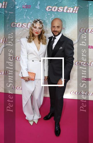 Amsterdam 20 april 2022
Premiere Costa in Tuschinski. Castleden oa , Katja Schuurman Abbey Hoes Soy Kroon Stephanie v Eer Oscar Aerts Sinan Eroglu Roeland Fernhout Tina de Bruin en Lisa Zweerman . De regisseur is Jon Karhaus en Diederik Jekel heeft het script geschreven. Jon en Carolien Spoor