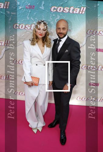 Amsterdam 20 april 2022
Premiere Costa in Tuschinski. Castleden oa , Katja Schuurman Abbey Hoes Soy Kroon Stephanie v Eer Oscar Aerts Sinan Eroglu Roeland Fernhout Tina de Bruin en Lisa Zweerman . De regisseur is Jon Karhaus en Diederik Jekel heeft het script geschreven. Jon en Carolien Spoor