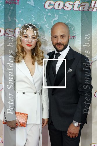 Amsterdam 20 april 2022
Premiere Costa in Tuschinski. Castleden oa , Katja Schuurman Abbey Hoes Soy Kroon Stephanie v Eer Oscar Aerts Sinan Eroglu Roeland Fernhout Tina de Bruin en Lisa Zweerman . De regisseur is Jon Karhaus en Diederik Jekel heeft het script geschreven. Jon en Carolien Spoor