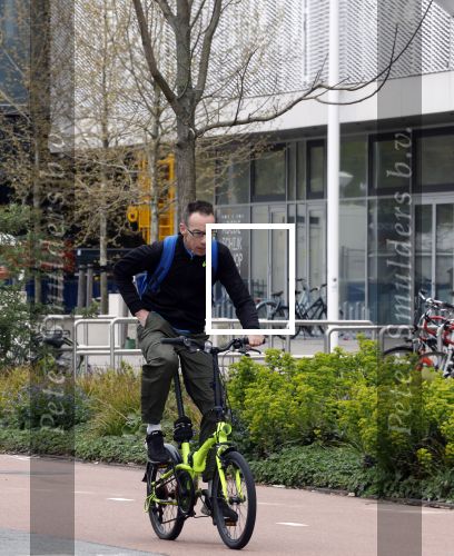 Amsterdam 15 april 2022
Dolf Jansen op zijn fiets in Amsterdam zuid