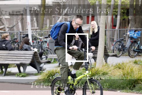 Amsterdam 15 april 2022
Dolf Jansen op zijn fiets in Amsterdam zuid