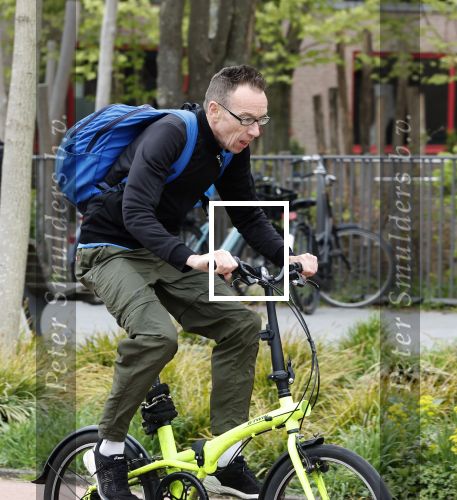Amsterdam 15 april 2022
Dolf Jansen op zijn fiets in Amsterdam zuid