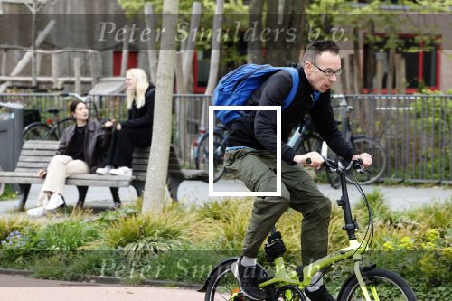 Amsterdam 15 april 2022
Dolf Jansen op zijn fiets in Amsterdam zuid