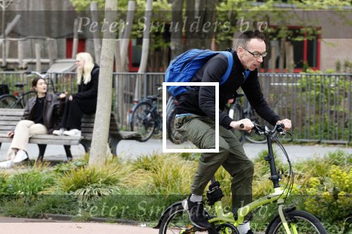 Amsterdam 15 april 2022
Dolf Jansen op zijn fiets in Amsterdam zuid