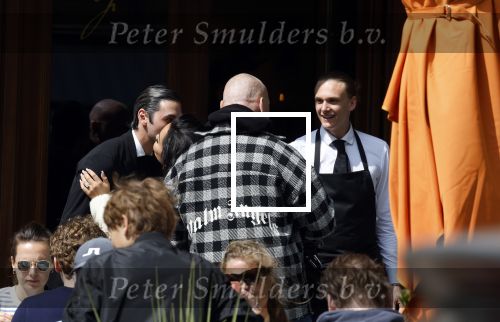 Amsterdam 23 april 2022
Amanda Balk met haar nieuwe vriend Edward den Hollander in Amsterdam bij Ferilli. Ze kwamen aanrijden met zijn Rolls Royce