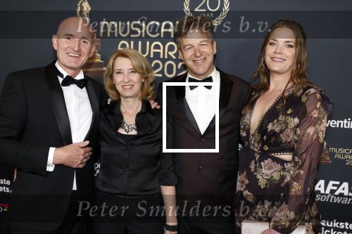 Rotterdam 28 april 2022
Musicalawards gala in Ahoy Rotterdam.
Ernst Bobby en de rest. Gert-Jan van den Ende en partner Caroline van den Ende samen met Erik van Trommel en diens partner
