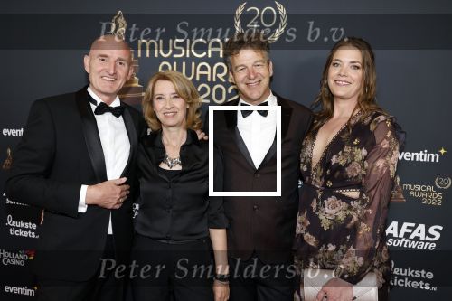 Rotterdam 28 april 2022
Musicalawards gala in Ahoy Rotterdam.
Ernst Bobby en de rest. Gert-Jan van den Ende en partner Caroline van den Ende samen met Erik van Trommel en diens partner