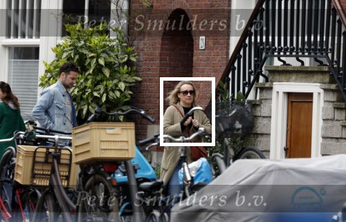 Amsterdam 15 april 2022
Eva Jinek met partner op straat in Amsterdam zuid