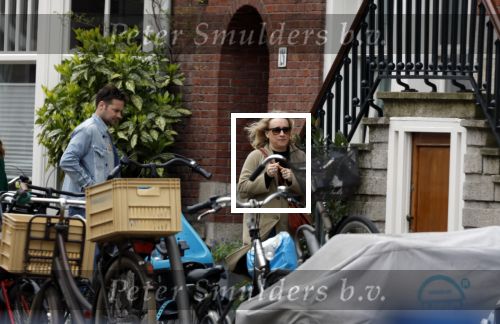 Amsterdam 15 april 2022
Eva Jinek met partner op straat in Amsterdam zuid