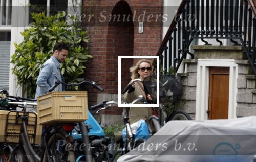 Amsterdam 15 april 2022
Eva Jinek met partner op straat in Amsterdam zuid