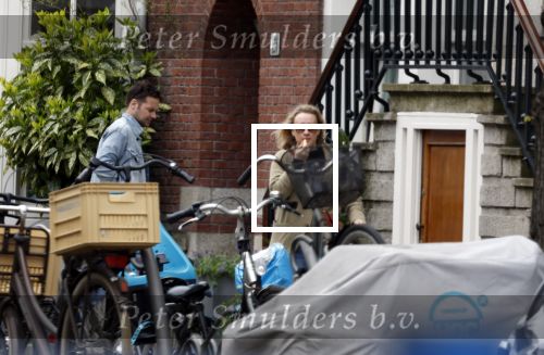 Amsterdam 15 april 2022
Eva Jinek met partner op straat in Amsterdam zuid