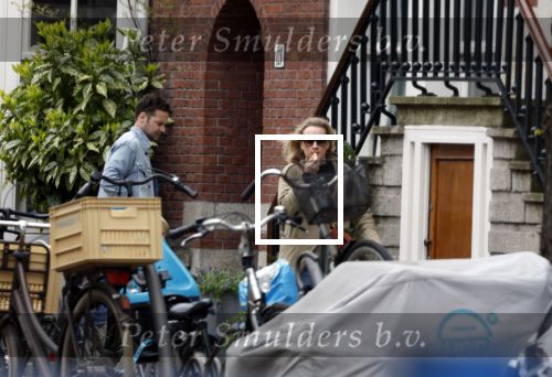 Amsterdam 15 april 2022
Eva Jinek met partner op straat in Amsterdam zuid