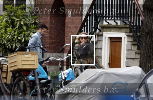 Amsterdam 15 april 2022
Eva Jinek met partner op straat in Amsterdam zuid
