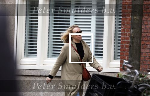 Amsterdam 15 april 2022
Eva Jinek met partner op straat in Amsterdam zuid