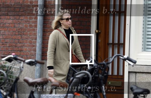 Amsterdam 15 april 2022
Eva Jinek met partner op straat in Amsterdam zuid