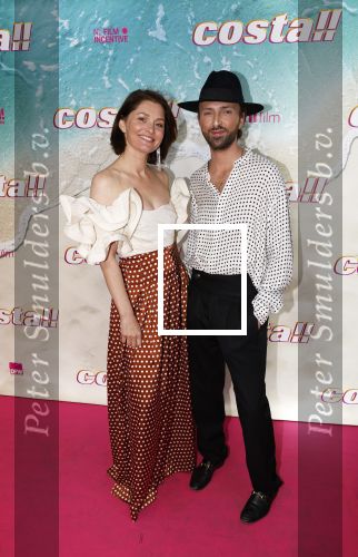 Amsterdam 20 april 2022
Premiere Costa in Tuschinski. Castleden oa , Katja Schuurman Abbey Hoes Soy Kroon Stephanie v Eer Oscar Aerts Sinan Eroglu Roeland Fernhout Tina de Bruin en Lisa Zweerman . De regisseur is Jon Karhaus en Diederik Jekel heeft het script geschreven. Fockeline Ouwerkerk kwam met Tommy Driessen