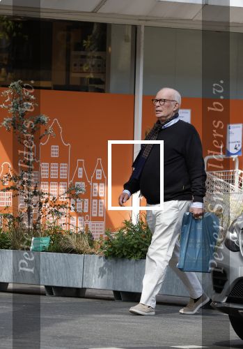 Amsterdam 16 april 2022
Frans Mulder met partner op straat in Amsterdam zuid.