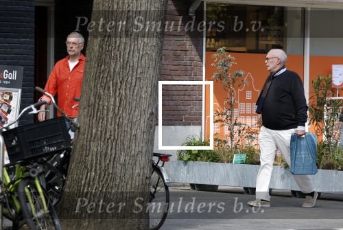 Amsterdam 16 april 2022
Frans Mulder met partner op straat in Amsterdam zuid.