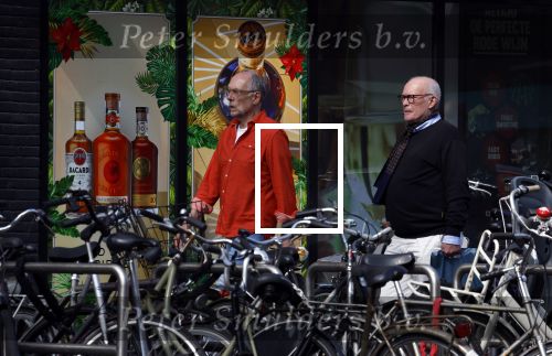 Amsterdam 16 april 2022
Frans Mulder met partner op straat in Amsterdam zuid.
