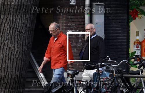 Amsterdam 16 april 2022
Frans Mulder met partner op straat in Amsterdam zuid.