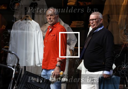 Amsterdam 16 april 2022
Frans Mulder met partner op straat in Amsterdam zuid.