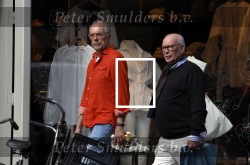 Amsterdam 16 april 2022
Frans Mulder met partner op straat in Amsterdam zuid.