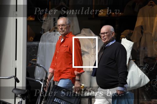 Amsterdam 16 april 2022
Frans Mulder met partner op straat in Amsterdam zuid.