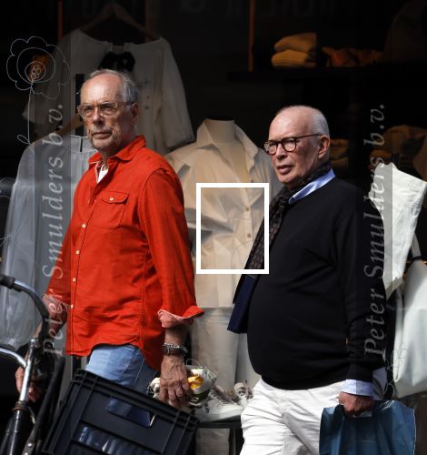 Amsterdam 16 april 2022
Frans Mulder met partner op straat in Amsterdam zuid.